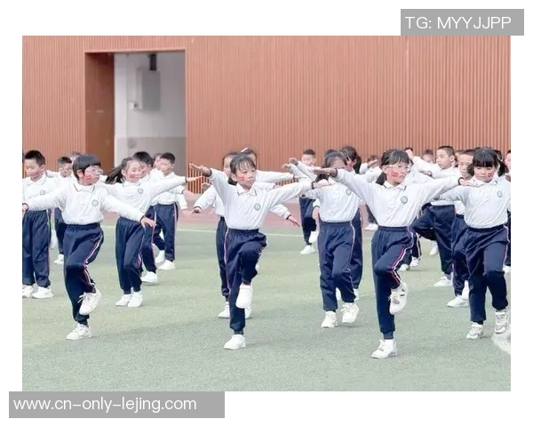 小学体育课视频展示多样化运动项目提升学生身体素质与团队合作能力